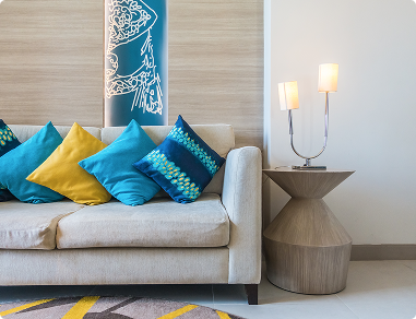 divano con molti cuscini 2