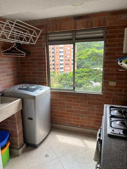 197506120260204092124