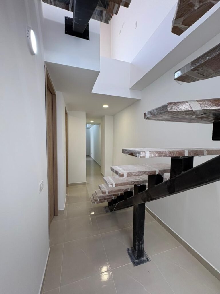 197506120260324031245