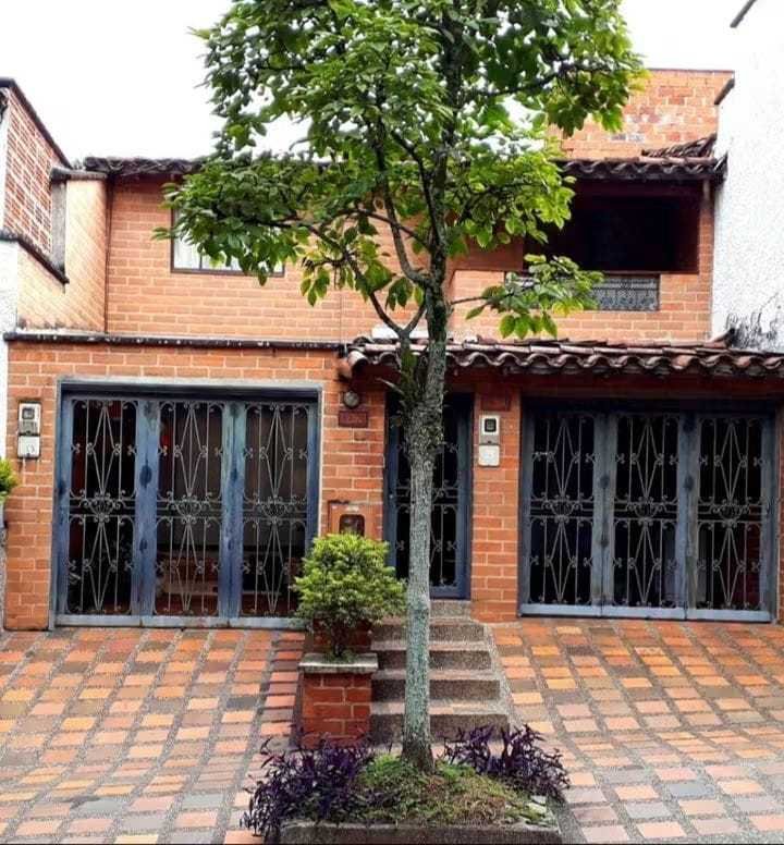 arriendo casa en santa monica 1789392157 0138 1051